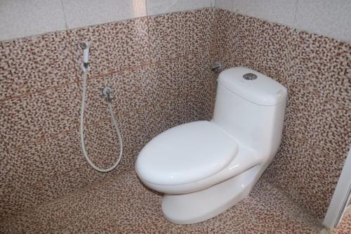 阿尔哈姆拉jabal shams moon的一间带卫生间和淋浴的浴室