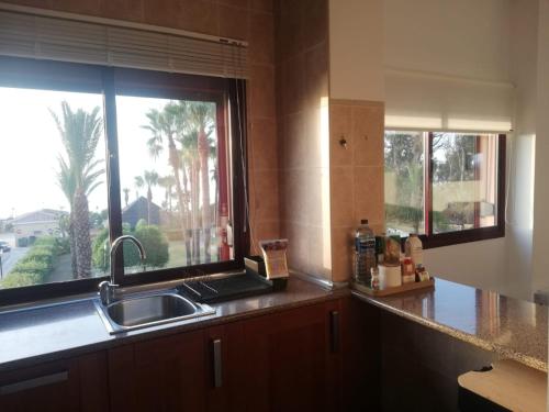 EsteponaCN-340 Suites的厨房设有水槽和窗户。