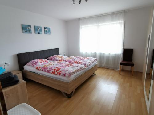 萨尔堡Gemütliche 90 qm Wohnung in Saarburg, zentral gelegen, Garten mit Aussicht, separater Eingang的一间卧室设有一张床和一个窗口