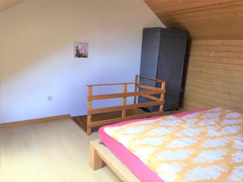 SchmidtFerien Wohnung in der Eifel in Nideggen-Schmidt的一间卧室配有一张床和一张双层床。