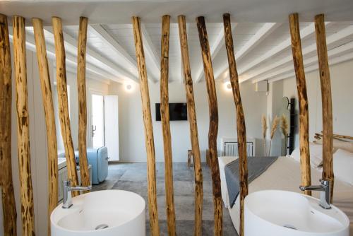 米克诺斯城9 Islands Suites Mykonos的木杆间内的2个水槽