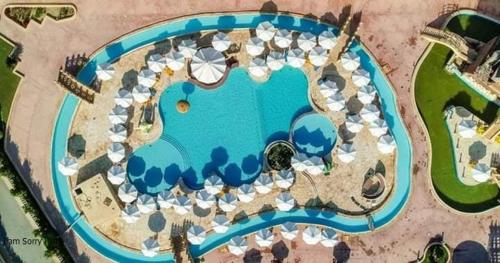 Dawwār Abū Duray‘ah ‘Abd al KarīmGreen Leaves Hotel的享有度假村游泳池的顶部景致