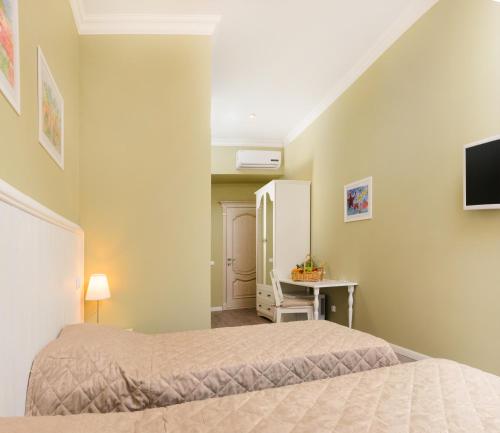 圣彼得堡Chalet de Provence的一间卧室配有两张床和一张书桌