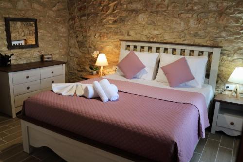 TheológosVasilis House的一间卧室配有一张床,上面有两条毛巾