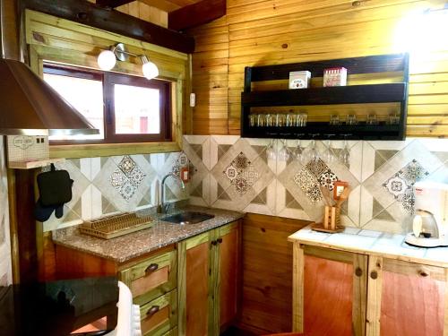 马尔多纳多Los Quetzales的厨房配有水槽和台面