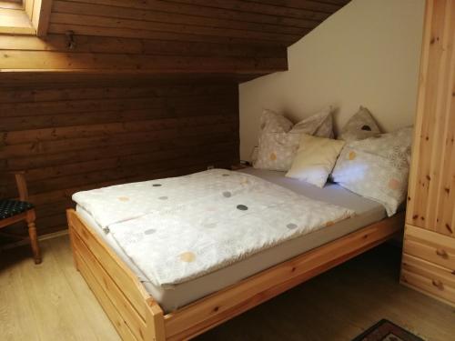 蒙德塞Am Mondseeblick的木架客房内的一张床位