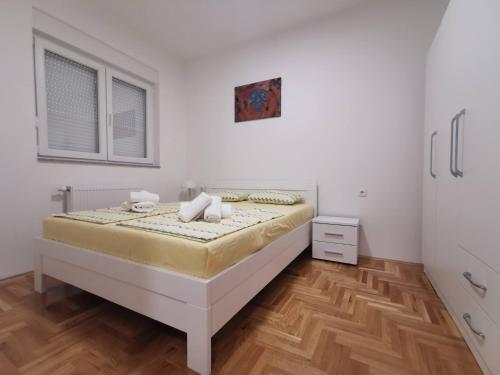 特雷比涅SERTINI Apartment的一间白色客房内的床铺卧室
