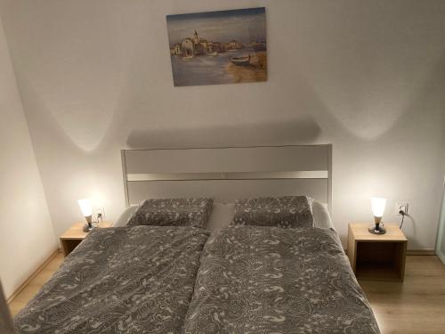 沙莫林Patrik Apartment Šamorín的一间卧室设有两张床和两张台灯。