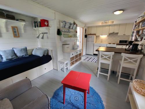 耶姆赛Villa Kesäranta的一间小房间,配有床和小厨房