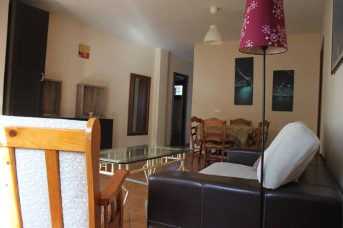 蒙达Acogedor duplex a 15min de Marbella的带沙发和玻璃桌的客厅