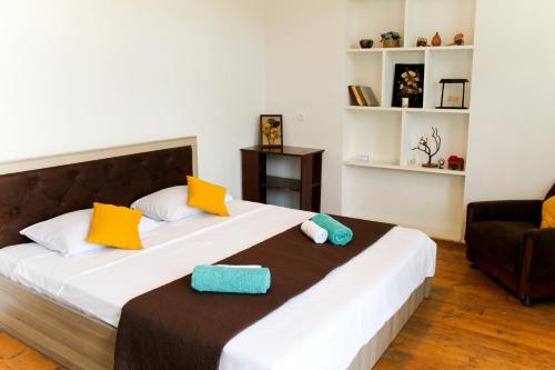 西格纳吉Apartment Sunrise的一间卧室配有一张大床和两条毛巾