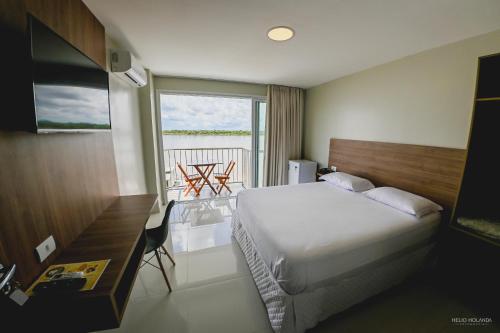 博阿维斯塔Hotel Orla do Rio Branco的酒店客房设有一张床和一个阳台。