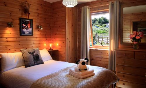 阿里塞格Reuben's Highland Retreat - Arisaig的卧室里设有一张床,上面有一只动物