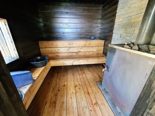 OravisaloTopin Tuvat的小木屋内桑拿浴室的内部景致