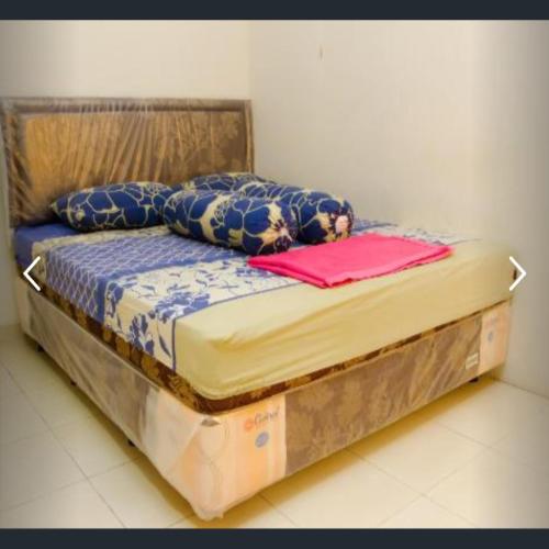 丹戎潘丹Penginapan Sriwijaya的房间里的一张床位,上面有2盒