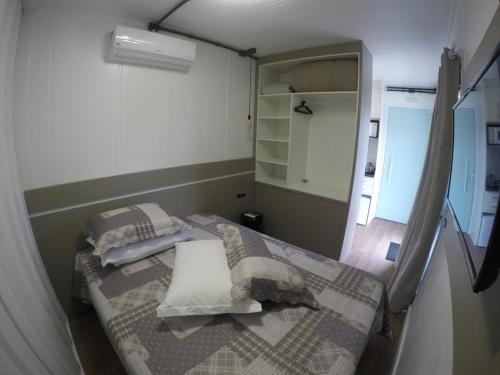 佩尼亚Vila Container的一间带一张床和一个衣柜的小卧室