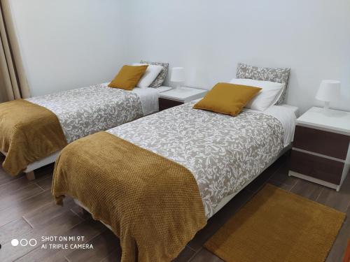 QueimadaVarandas do Basalto的小型客房配有两张床,设有2张床。