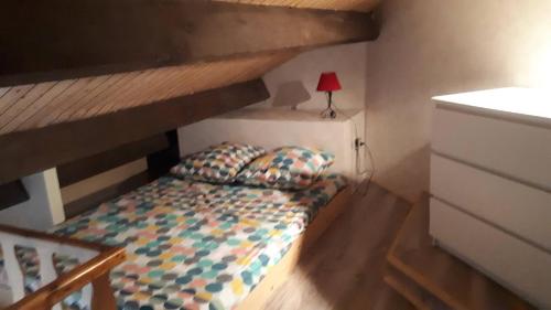 伯伊Les Bergians的一间小卧室,配有一张双层床和一张双层床,并有可能会冒犯
