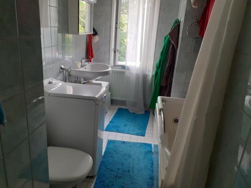 GarpgårdPeaceful Pernaja的浴室配有盥洗盆、卫生间和浴缸。