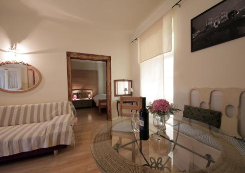 萨格勒布莱西旅馆的客厅配有沙发和桌子