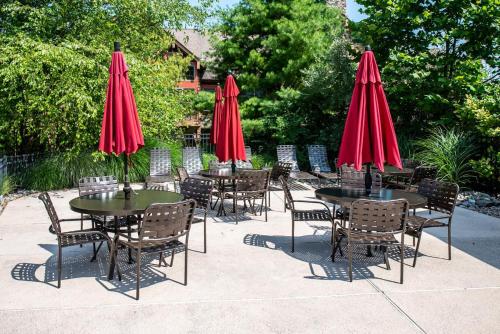 Vernon TownshipHawk Hill的一组桌椅和红色遮阳伞
