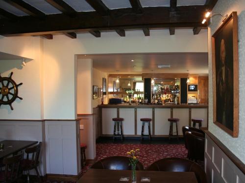 特伦托河上的纽瓦克The Lord Nelson Inn的餐厅设有酒吧,配有桌椅