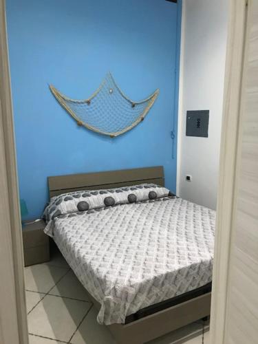 玛格丽塔萨沃亚Salinis Apartments的一间卧室配有一张蓝色墙壁的床