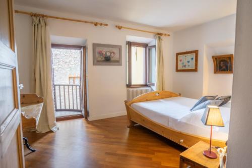 特伦托B&B S. Trinità 18 Suites & Rooms的一间卧室设有一张大床和一个窗户。