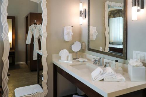 基韦斯特Almond Tree Inn - Adults Only的一间带水槽和镜子的浴室
