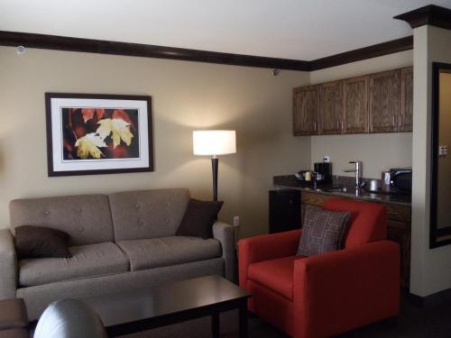 曼哈顿帕克伍德套房酒店的带沙发和红色椅子的客厅