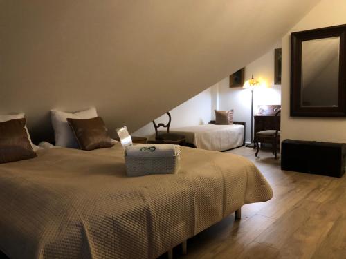 武克塔Ataraxia-Gledy的酒店客房带两张床和楼梯