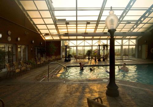 糖溪卡莱尔酒店的一座水中人居的建筑中的游泳池