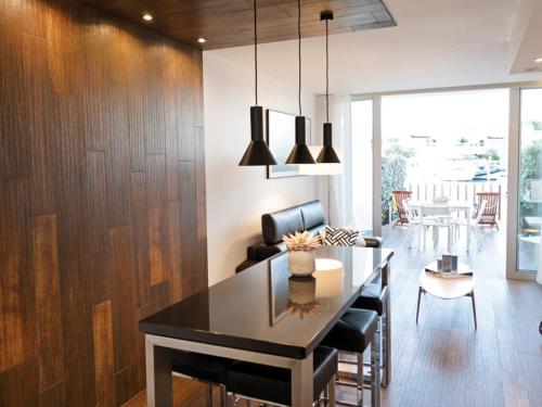 勒格罗-迪鲁瓦Marina NS Guesthouse的一间用餐室,配有黑色的桌子和椅子