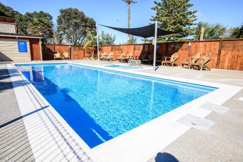 奥波蒂基Tasman Holiday Parks - Ohiwa的后院的蓝色海水游泳池