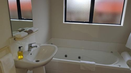 哈韦拉都铎汽车旅馆的浴室配有盥洗盆和浴缸。