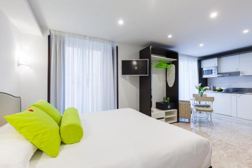 索伦托索伦托费拉特斯酒店的卧室配有一张带黄色枕头的大型白色床。