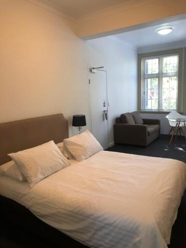 悉尼悉尼59酒店的一间卧室配有一张大床和一张沙发