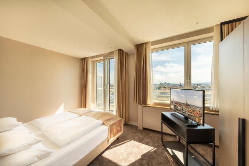 维也纳帕克瑞酒店的配有一张床和一台平面电视的酒店客房