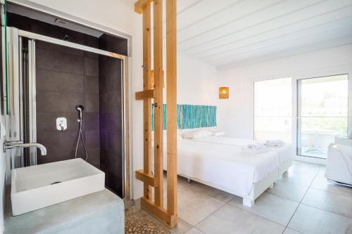 莫拉蒂卡SERENA HOTEL的一间带床、浴缸和水槽的浴室