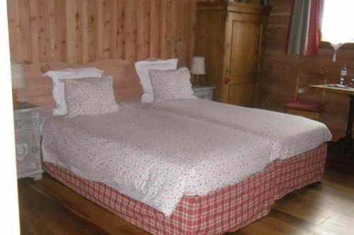 艾瓦耶la heid d'ehan的一间卧室配有一张带白色毯子和枕头的床。