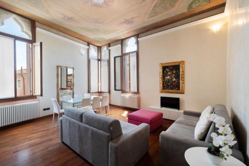 威尼斯莫罗西尼总督宫公寓的客厅配有沙发和桌子