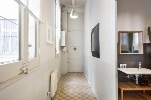 巴塞罗那Ola Living Gaudi的走廊上设有带水槽和镜子的浴室