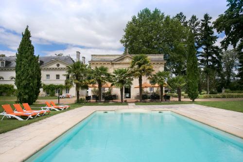 库尔塞勒德图赖讷Château Golf des Sept Tours的一座大厦前的大型游泳池