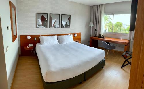TRYP瓦伦西亚阿尔穆萨菲斯酒店客房内的一张或多张床位