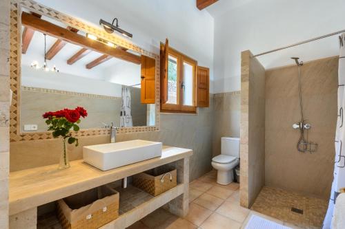 圣胡安包蒂斯塔Can Palau的一间带水槽和卫生间的浴室