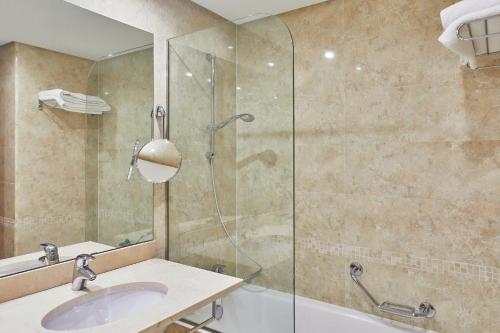 桑坦德西尔肯体育场酒店的一间带水槽和玻璃淋浴的浴室