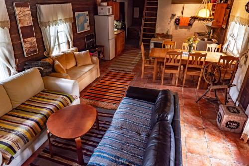 HiieväljaSihi Country House的客厅配有沙发和桌子