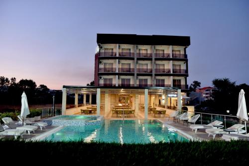 乌尔齐尼狮子酒店的大楼前设有游泳池的酒店
