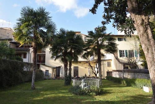 佛罗伦萨赫莱斯克兰斯酒店的院子里有棕榈树的白色房子