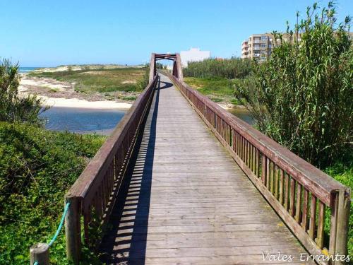 马托西纽什Apartamento Matosinhos Mar的海边的木桥